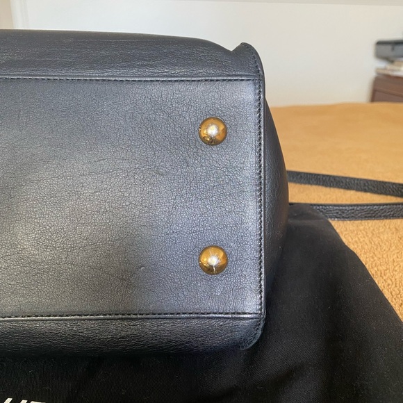 Saint Laurent Chyc Black Leather Handbag - Picture 5 of 10